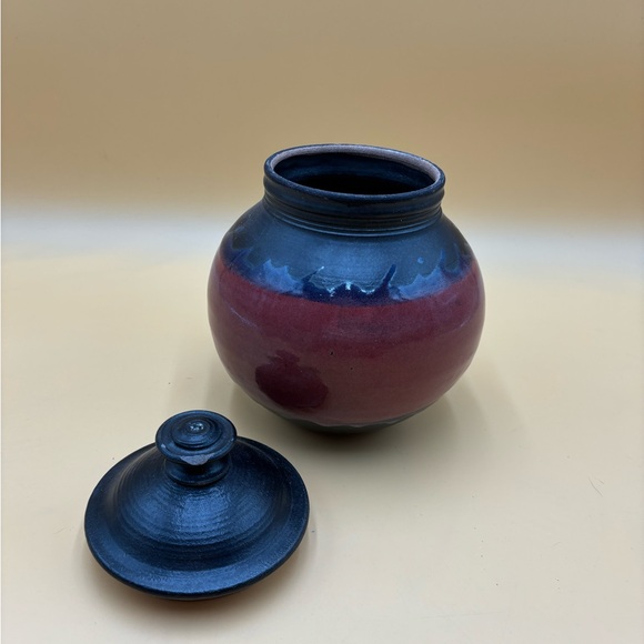 Art studio signed pottery jar with lid, cookie jar - Picture 3 of 10